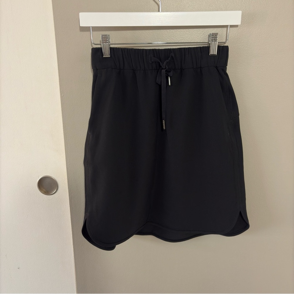 Lululemon On The Fly Skirt *Woven in Black Size 4 / Small